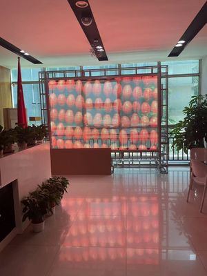 Ελαστική ελαστική ταινία LED οθόνη προσκόλληση LED διαφανής ταινία οθόνη για γυαλί
